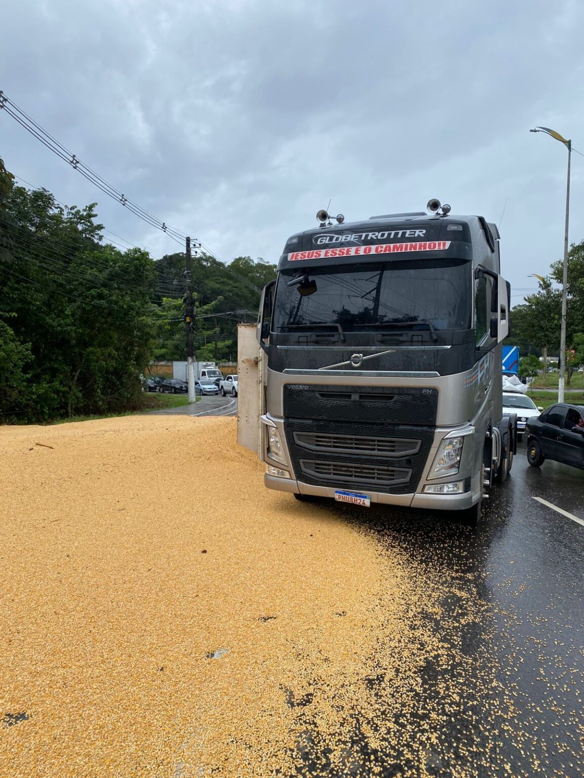 Carregamento de 28 Toneladas de Milho Tomba em Avenida de Manaus e Interrompe Trânsito