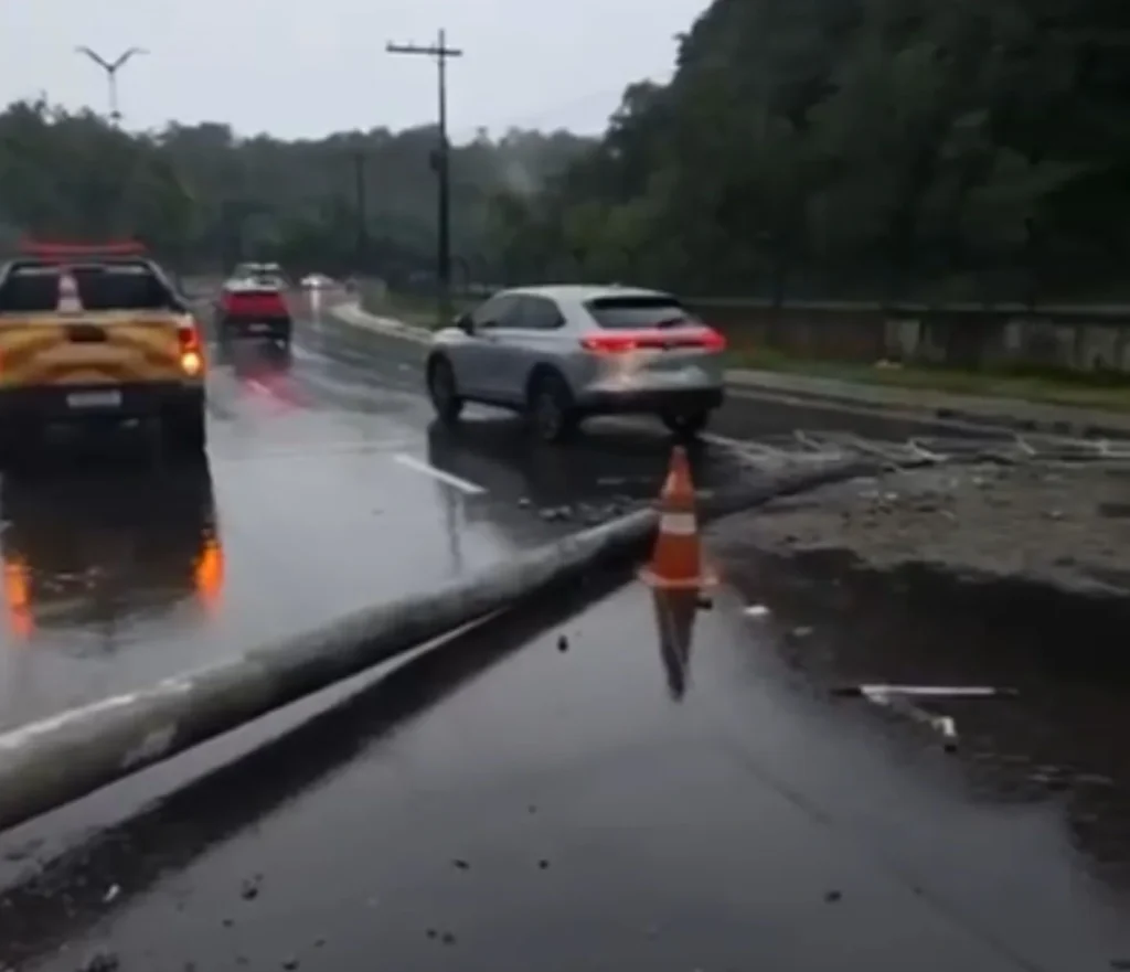 Chuva Forte em Manaus: Alerta Severo e Poste Caindo na Avenida do Turismo