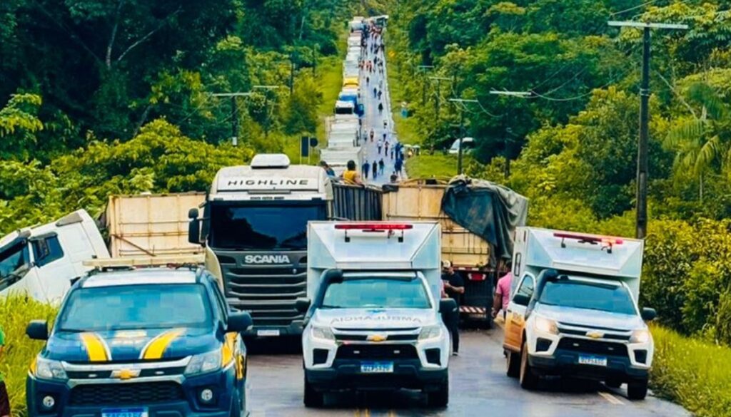 Liberada BR-174 Após 18 Horas de Interdição por Caminhão Bitrem Atravessado