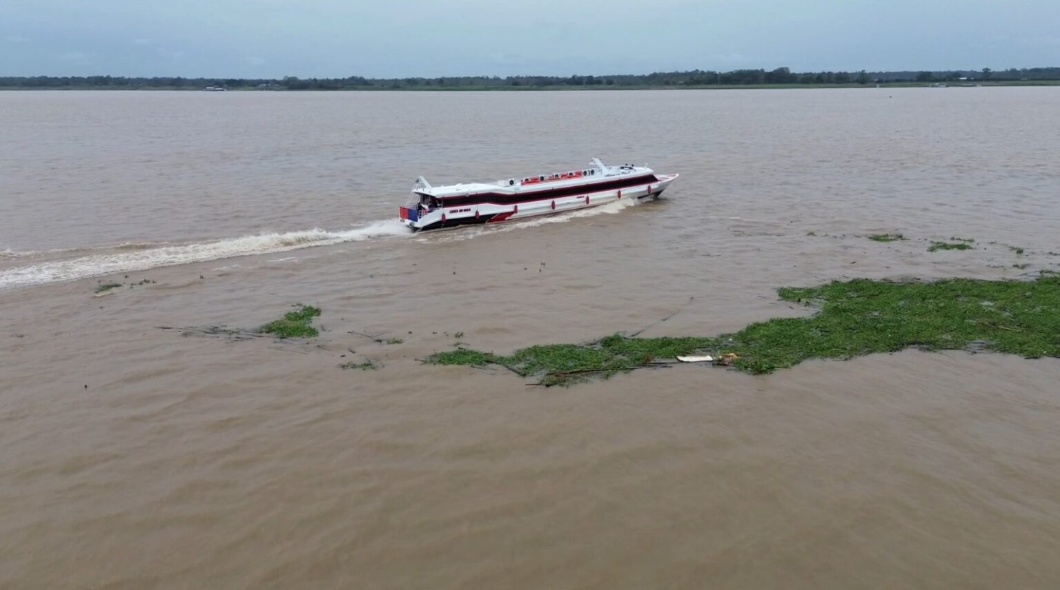 Rio Solimões apresenta níveis alarmantes mesmo durante a cheia na Amazônia