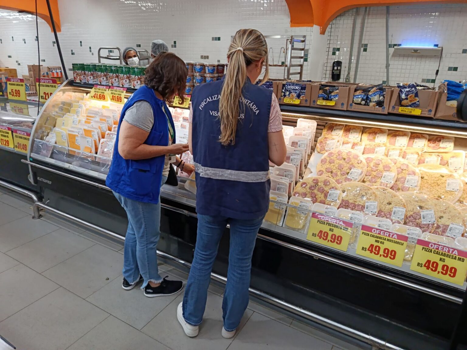 Visa Manaus encerra operação 'Natal com Saúde' com apreensão de 688 quilos de alimentos impróprios