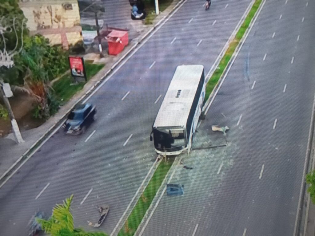 Acidente em Manaus: Ônibus perde controle e colide com poste na avenida Coronel Teixeira