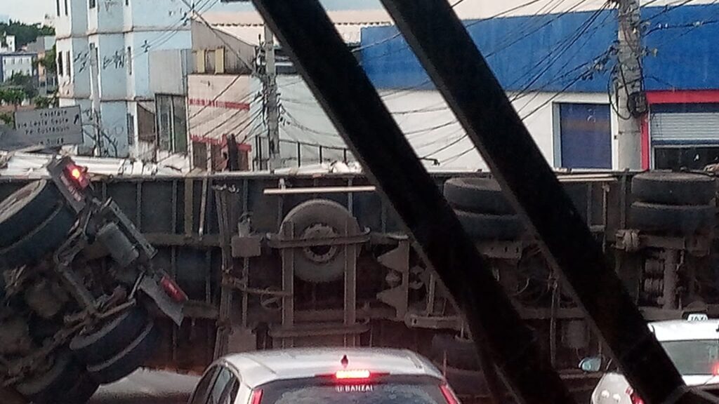 Acidente na Avenida Amazonas: Carreta Tomba e Causa Constrangimento no Trânsito de BH