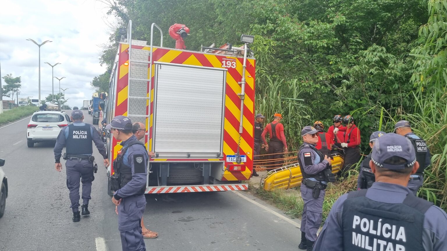 Acidente na Zona Leste de Manaus: Caminhão-baú Cai em Ribanceira e Motorista Fica Preso Acidente na Zona Leste de Manaus: Caminhão-baú Cai em Ribanceira e Motorista Fica Preso