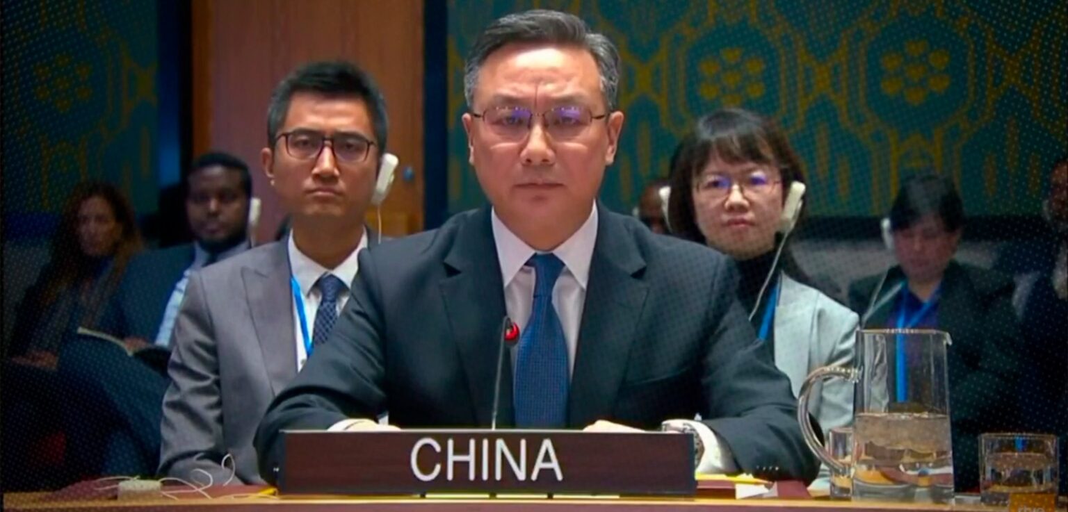 China Rejeita Atitudes dos EUA e Afirma: 'Nenhum País Pode Agir como Polícia Mundial'