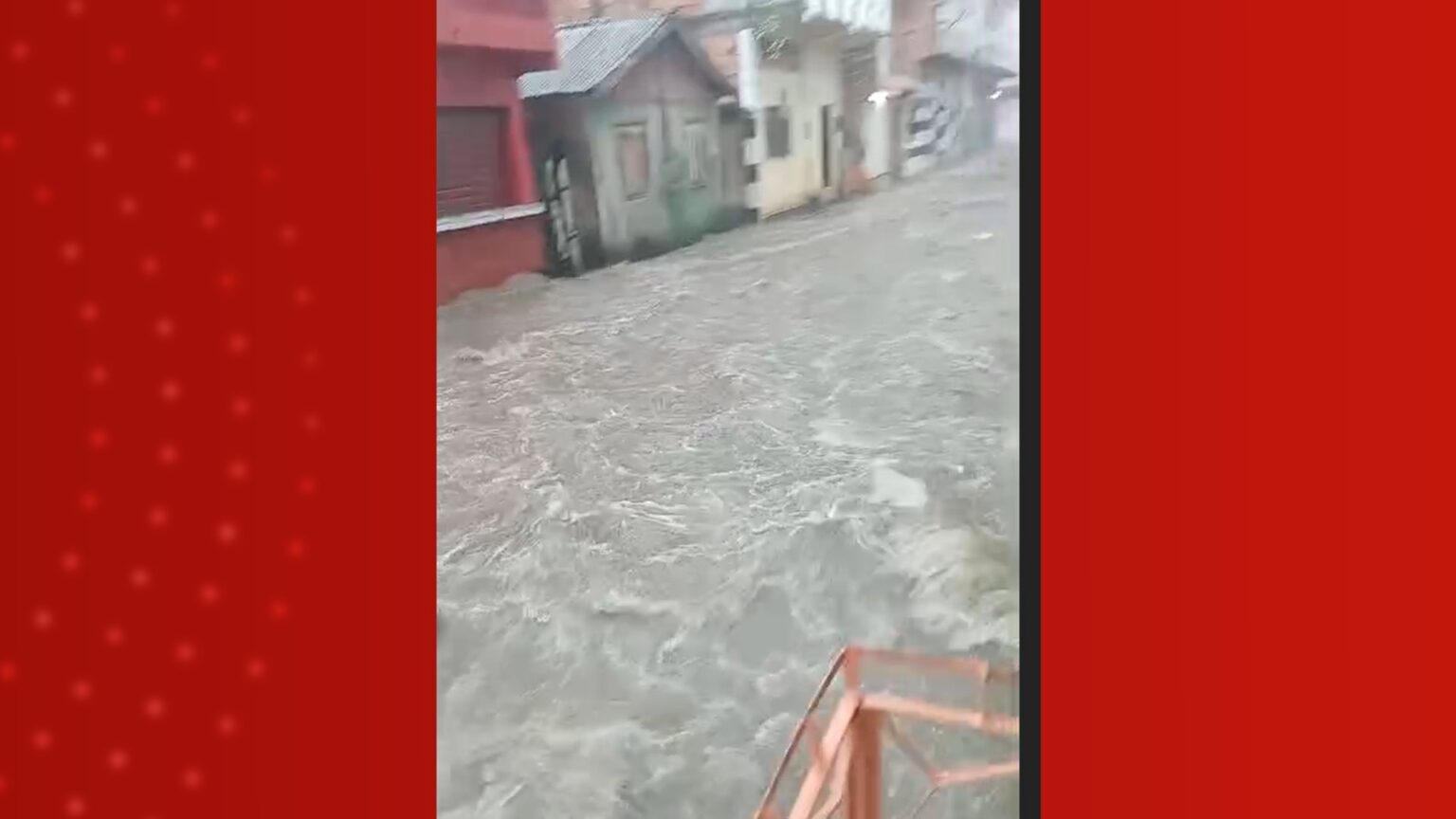 Chuva Forte Alaga Vias de Manaus e Causa Transtornos; Veja os Vídeos Chuva Forte Alaga Vias de Manaus e Causa Transtornos; Veja os Vídeos