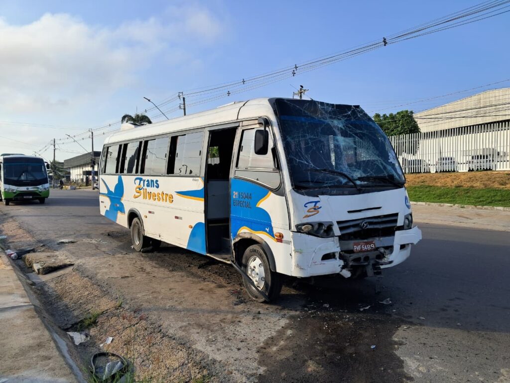 Colisão Grave em Manaus: Ônibus e Micro-ônibus Deixam 11 Feridos