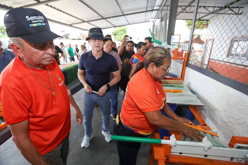David Almeida Inaugura Fábrica de Vassouras Ecológicas em Manaus: 200 Unidades Produzidas Diariamente David Almeida Inaugura Fábrica de Vassouras Ecológicas em Manaus: 200 Unidades Produzidas Diariament