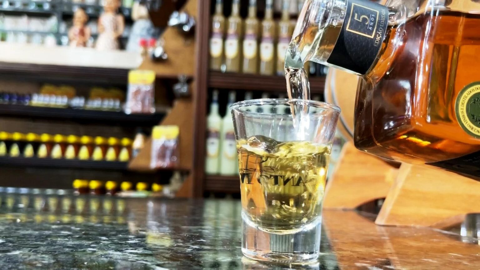 Descubra as 'Rotas da Cachaça' em SP: História, Bebidas Premiadas e Turismo Rural