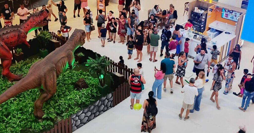Encontro de Fãs de Dinossauros Atrai Público em Manaus