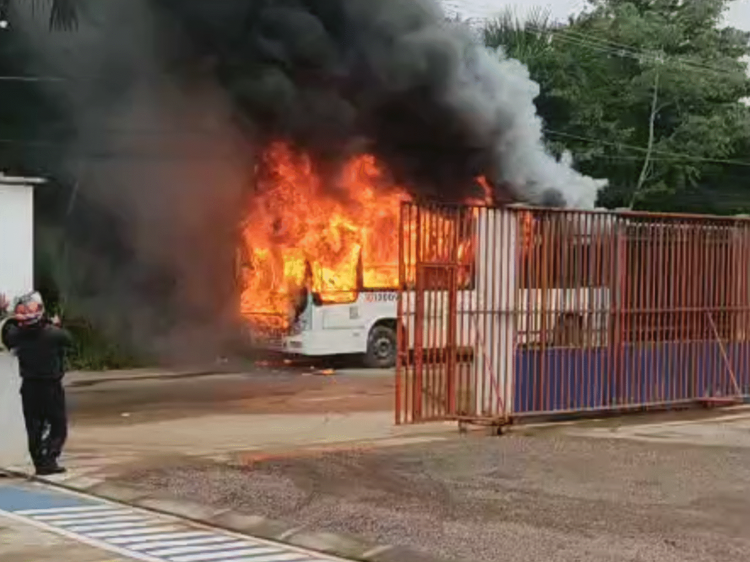 Incêndio Destrói Ônibus em Estacionamento na Avenida do Turismo, em Manaus