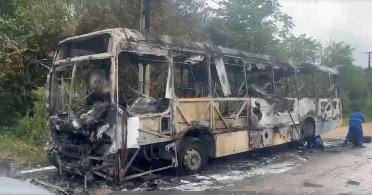 Incêndio Devasta Ônibus do Transporte Público na Zona Oeste de Manaus
