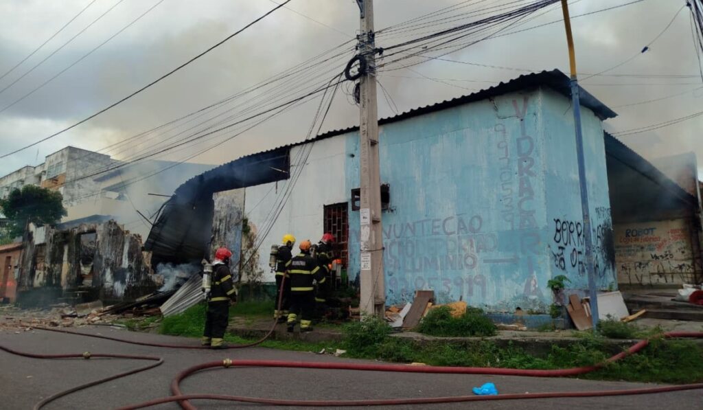 Incêndio em Fábrica de Estofados em Manaus Mobiliza Corpo de Bombeiros
