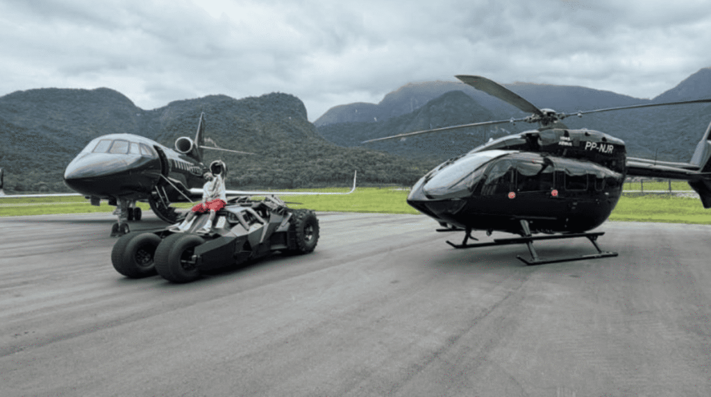 Neymar Exibe Coleção Impressionante de Veículos de Luxo, Incluindo Jato e Réplica do Batmóvel