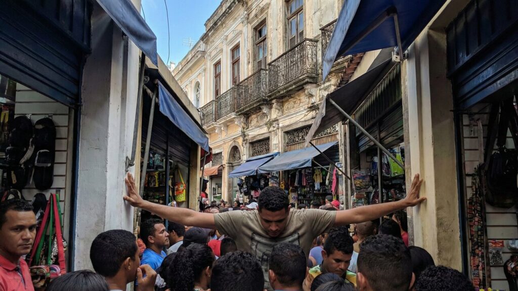 Rua Marechal Deodoro: O Coração do Comércio Popular de Manaus e sua História Fascinante