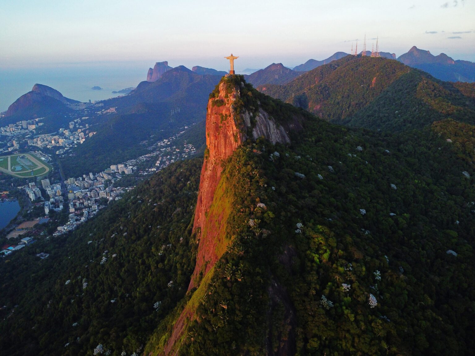 Turismo no Rio de Janeiro: Crescimento Sustentável e Conectividade Internacional