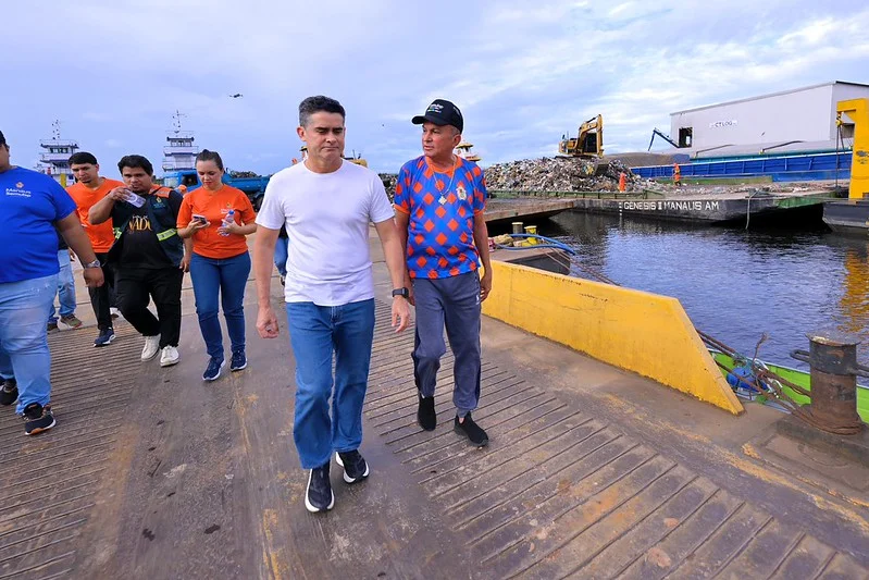 Ação de Limpeza em Manaus: David Almeida Fiscaliza Operação no Porto Trairi Ação de Limpeza em Manaus: David Almeida Fiscaliza Operação no Porto Trairi
