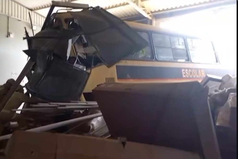 Acidente com Ônibus Escolar em Medianeira: Veículo Colide com Barracão no Paraná Acidente com Ônibus Escolar em Medianeira: Veículo Colide com Barracão no Paraná