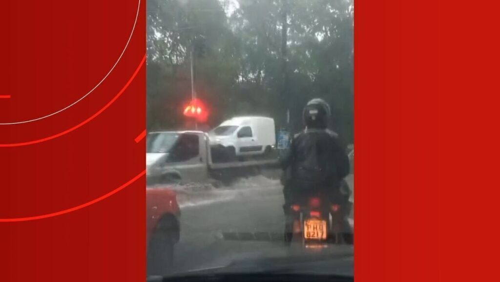 Alagamentos em Manaus: Chuva afeta terminal de ônibus e causa falta de energia