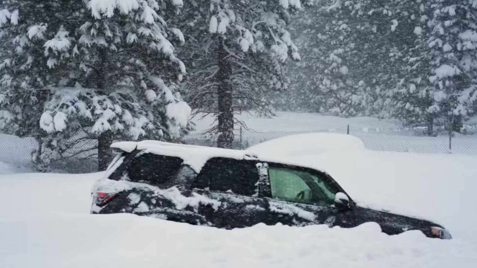 Avalanche nos EUA: Nove Esquiadores Desaparecem em Temporada Crítica