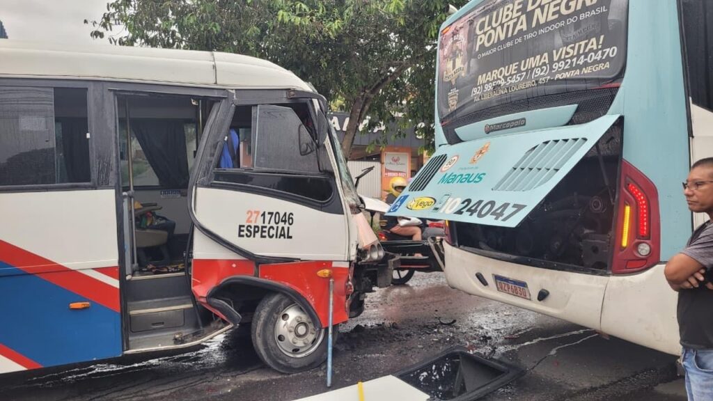Colisão entre micro-ônibus e ônibus deixa 10 feridos na Zona Norte de Manaus
