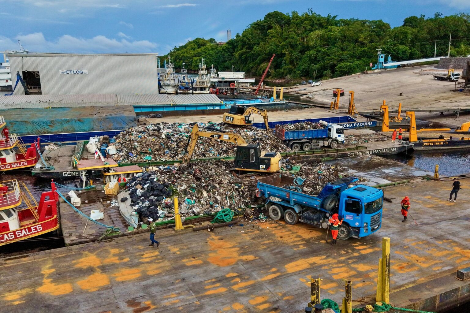 David Almeida comanda operação que remove 350 toneladas de lixo do rio Negro e reforça política ambi