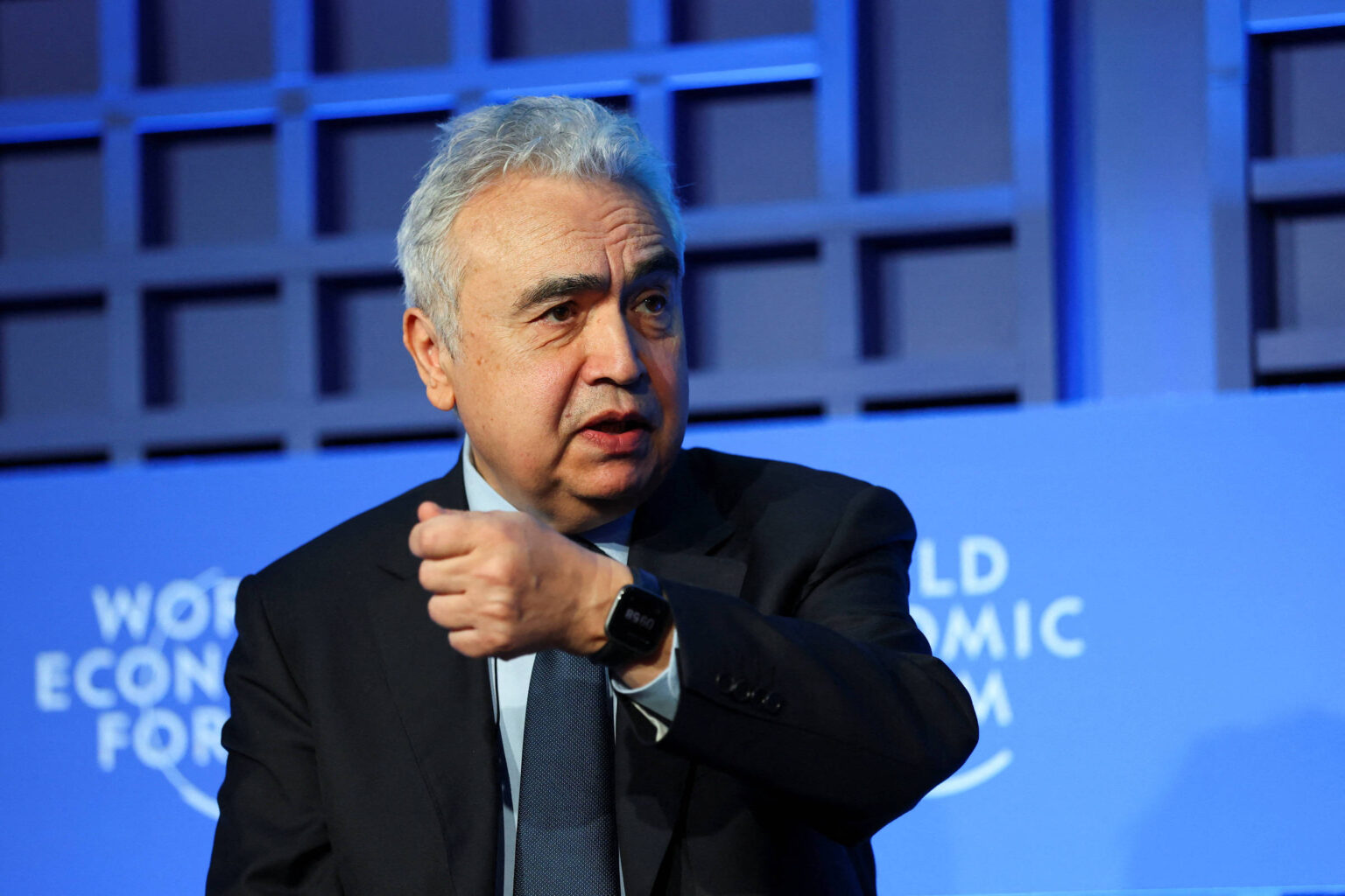 Divisões Globais em Política Energética: Um Alerta da AIE Divisões Globais em Política Energética: Um Alerta da AIE