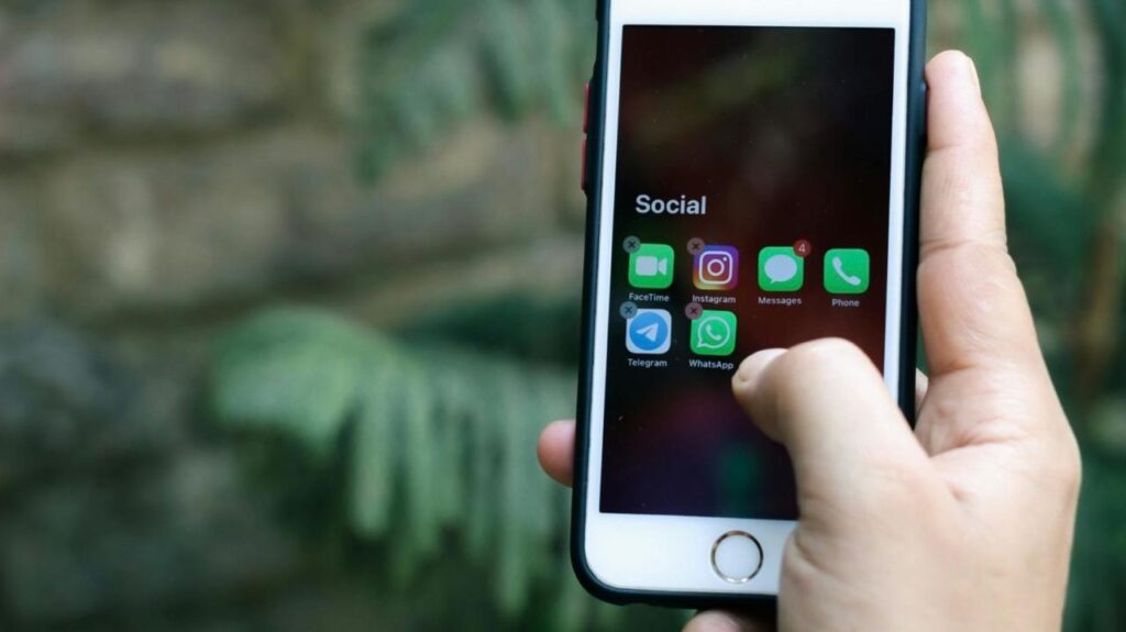 Evolução Política: Brasileiros Evitam Debates Familiares, Mas Engajam em Campanhas Online Evolução Política: Brasileiros Evitam Debates Familiares, Mas Engajam em Campanhas Online