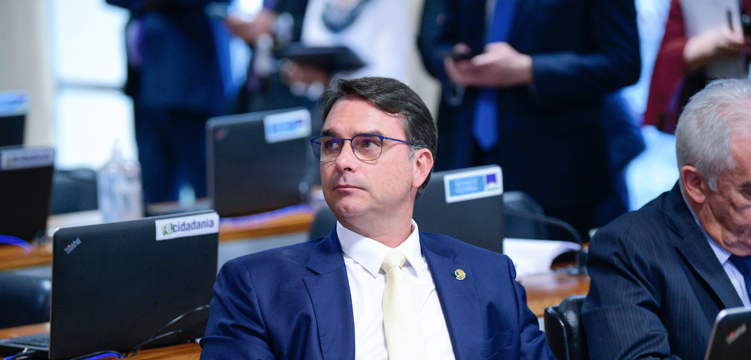 Flávio Bolsonaro: Crítico da ZFM Pode Receber Título de Cidadão do Amazonas