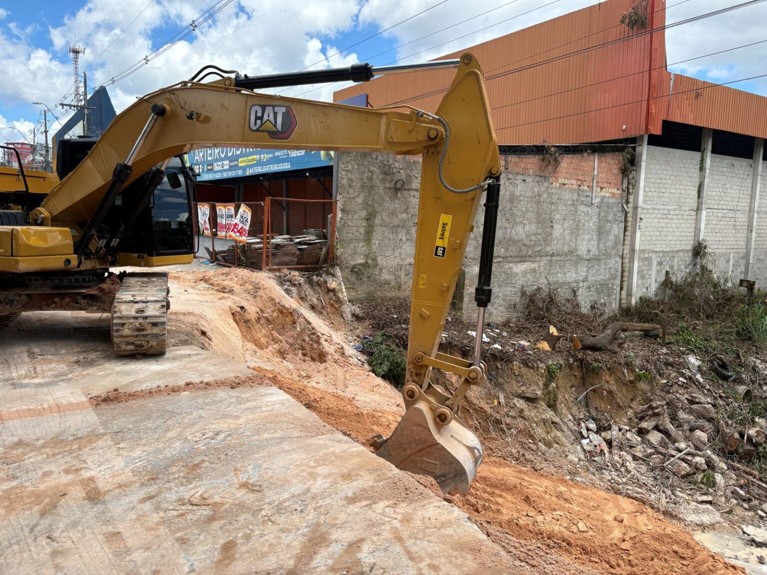 Obras na Avenida Autaz Mirim: Prefeitura de Manaus Avança com Reaterro e Drenagem Eficiente