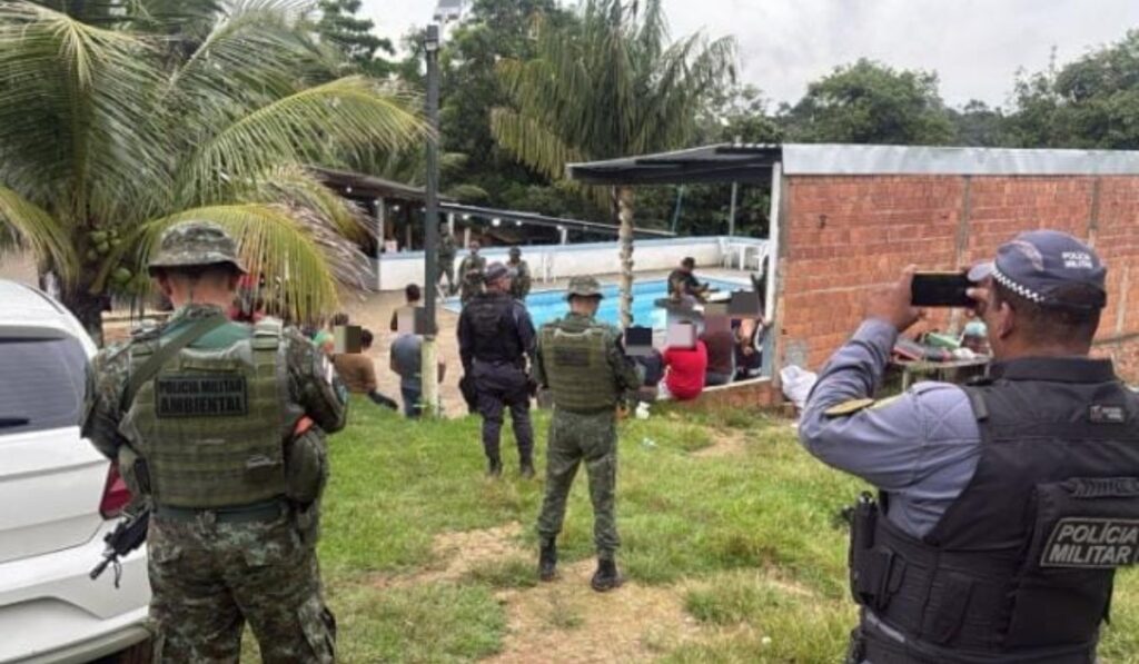 Polícia de Manaus Desmantela Rinha de Galos e Prende Mais de 20 Suspeitos