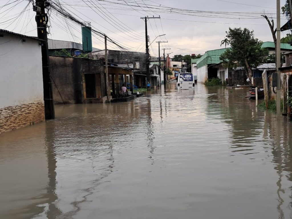 Seis Pessoas Resgatadas em Micro-ônibus Durante Forte Chuva em Manaus