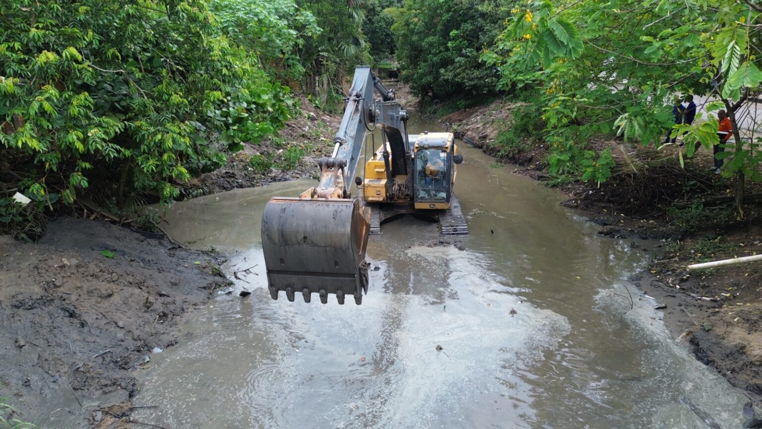 Ação de Dragagem e Limpeza no Igarapé da Redenção: Prefeitura de Manaus em Ação