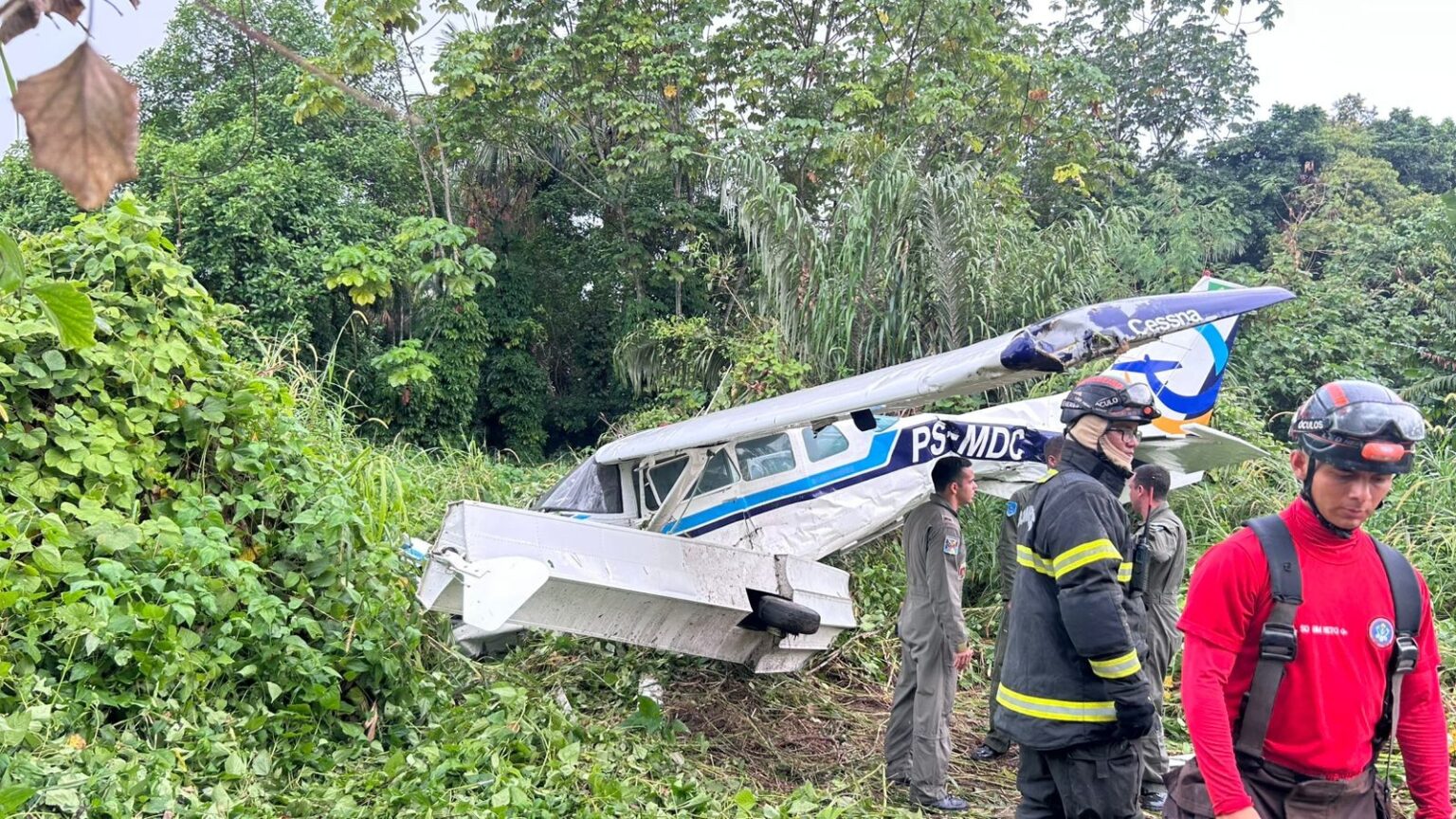 Aeronave sai da pista e para em área de mata no Amazonas: incidente em sequência de acidentes