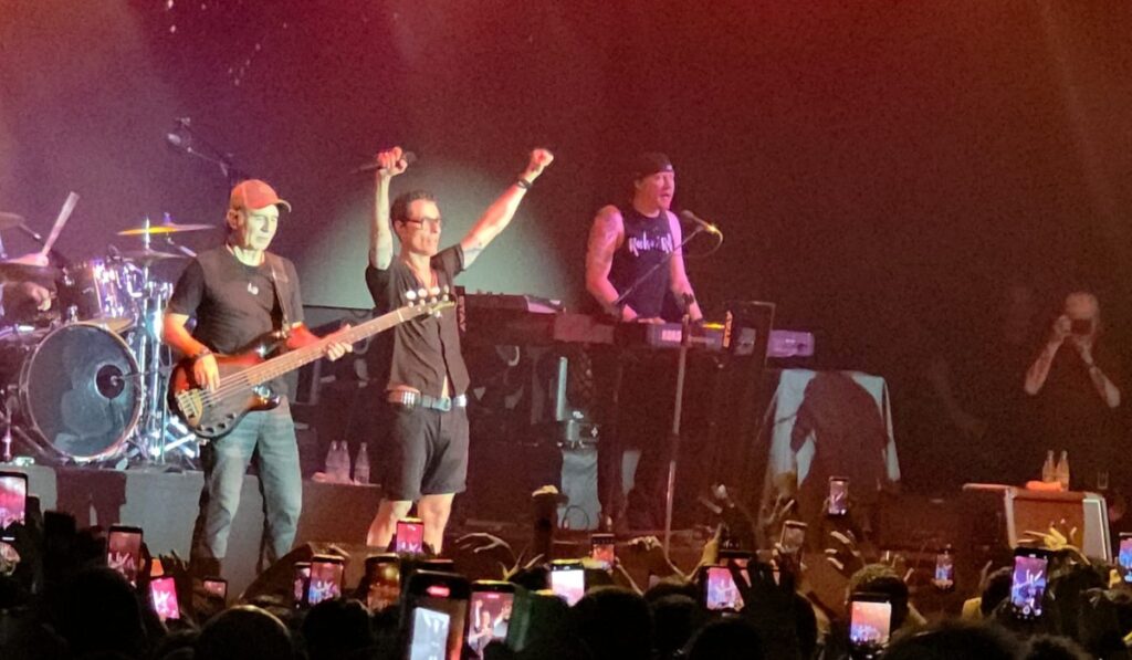 Capital Inicial Encanta Manaus com Clássicos e Emoção em Show Nostálgico Capital Inicial Encanta Manaus com Clássicos e Emoção em Show Nostálgico