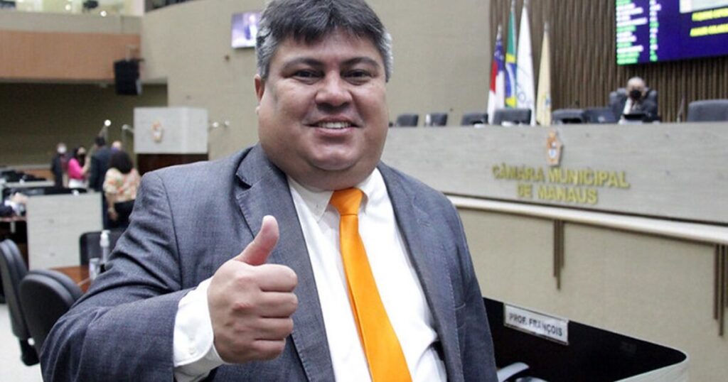David Reis se omite em caso de vereador preso, levanta polêmica na Câmara de Manaus