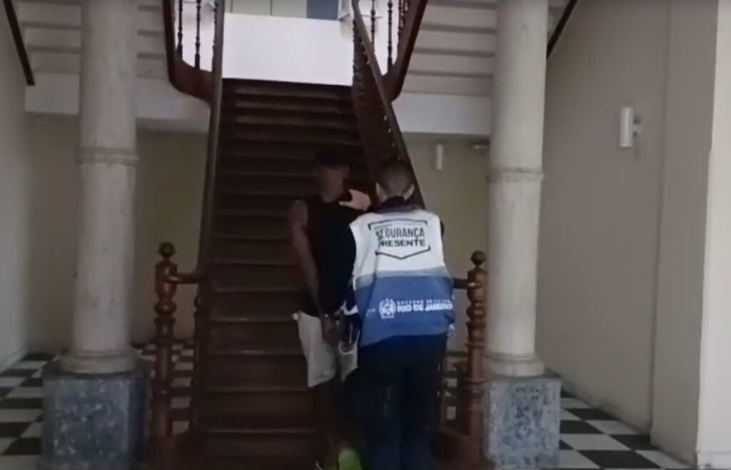 Homem é Detido Após Ameaçar Esposa em Terminal de Niterói - Segurança em Foco