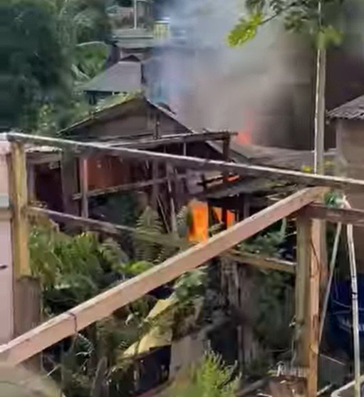 Incêndio no Amazonas: Queima de Lixo Provoca Destruição Total de Casa em Presidente Figueiredo Incêndio no Amazonas: Queima de Lixo Provoca Destruição Total de Casa em Presidente Figueiredo