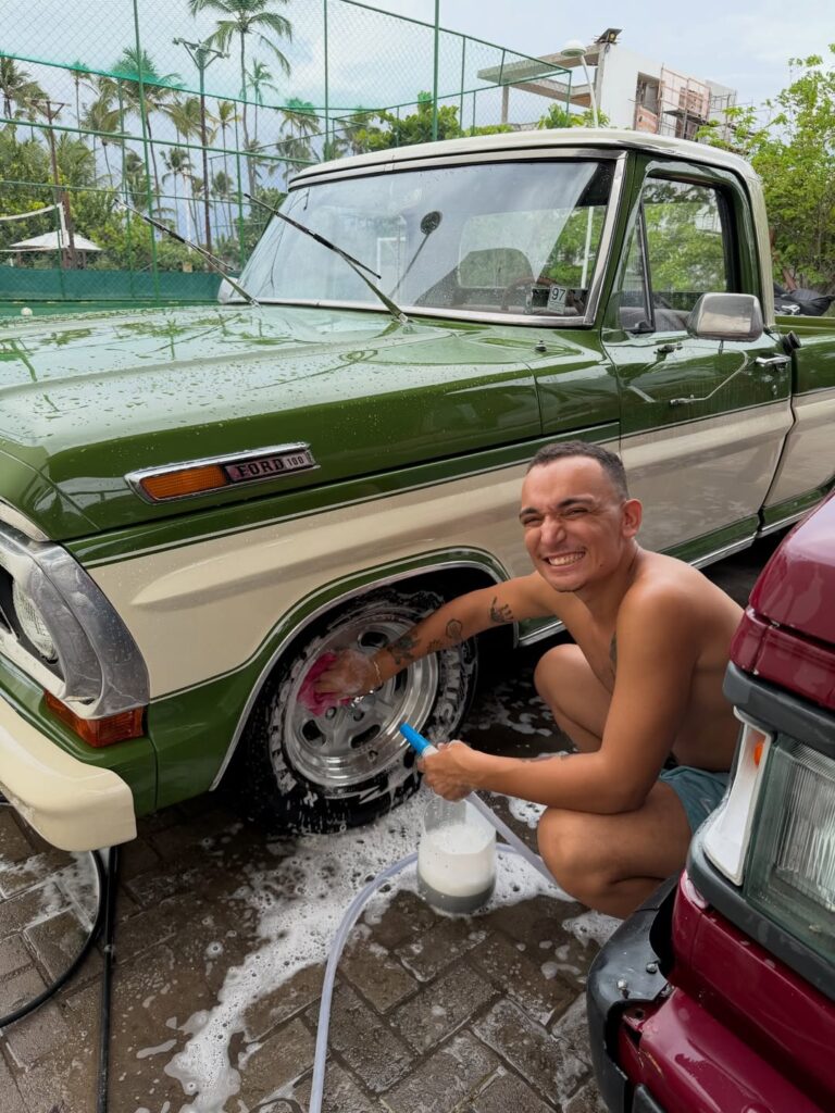 João Gomes Exibe Luxuosidade com Carro Avaliado em R$ 250 Mil e Encanta Fãs