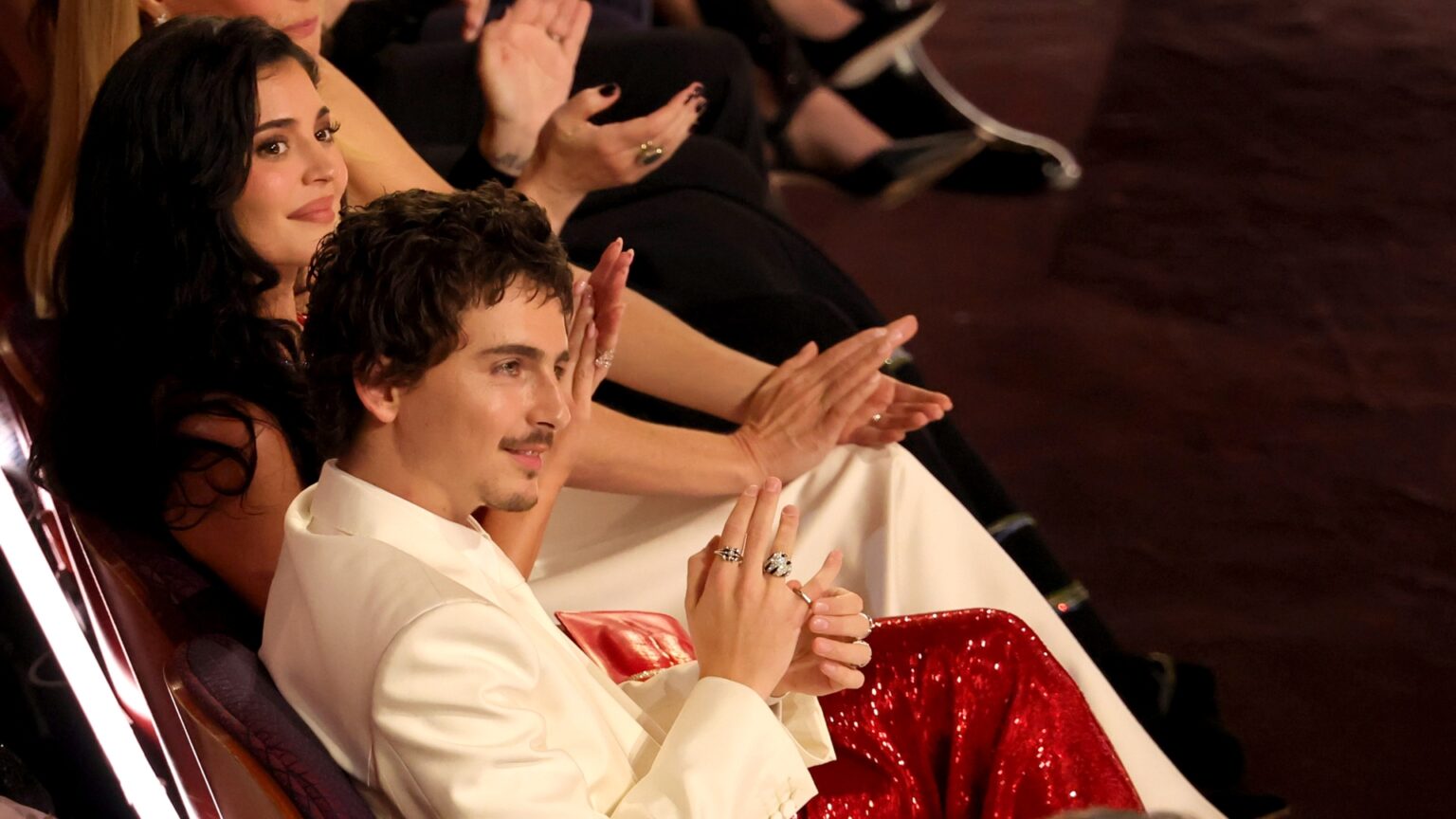Kylie Jenner e Timothée Chalamet Causam Frisson no Oscar 2026 com Looks Deslumbrantes