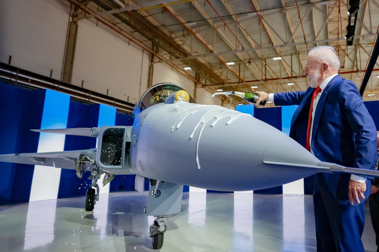 Lula Apresenta Caça Supersônico F-39E Gripen, Marcando Avanços Tecnológicos no Brasil Lula Apresenta Caça Supersônico F-39E Gripen, Marcando Avanços Tecnológicos no Brasil