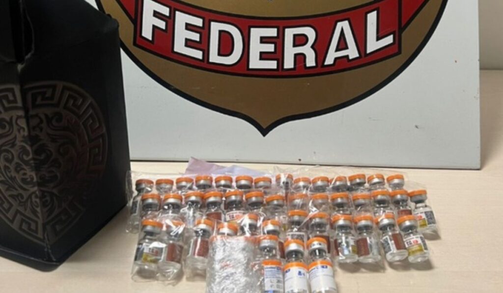 Passageira é Detida com 45 Ampolas de Tirzepatida no Aeroporto de Manaus Passageira é Detida com 45 Ampolas de Tirzepatida no Aeroporto de Manaus