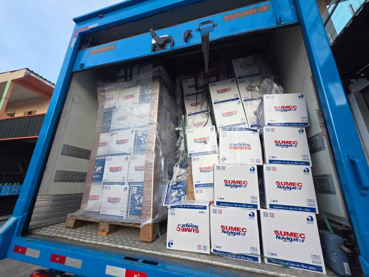 Polícia Apreende 12 Toneladas de Carga de Fibra Óptica Desviada em Manaus Polícia Apreende 12 Toneladas de Carga de Fibra Óptica Desviada em Manaus