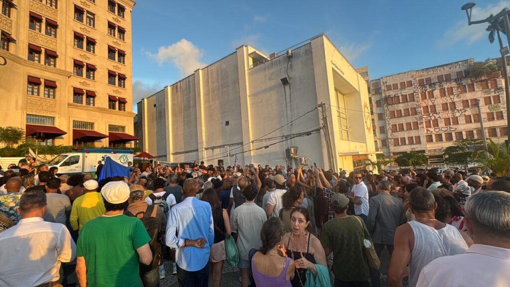 Praça Castro Alves Recebe Estátua em Homenagem a Moraes Moreira