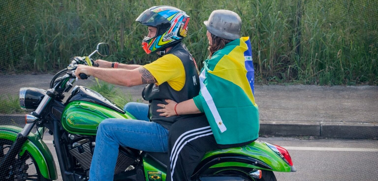 Pré-Candidata do PL ao Governo do Amazonas Utiliza Capacete Irregular em Motociata