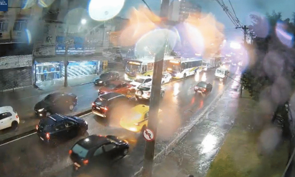 Chuva Forte no Rio de Janeiro: Alagamentos e Transito Comprometido