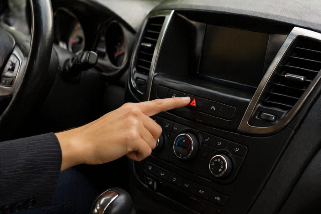 Cuidado no Trânsito: Uso Incorreto do Pisca-Alertas Pode Resultar em Multas e Penalidades