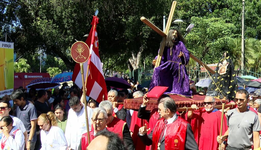 Fiéis Renavam a Paixão de Cristo em Manaus: Uma Celebração de Fé e Inclusão