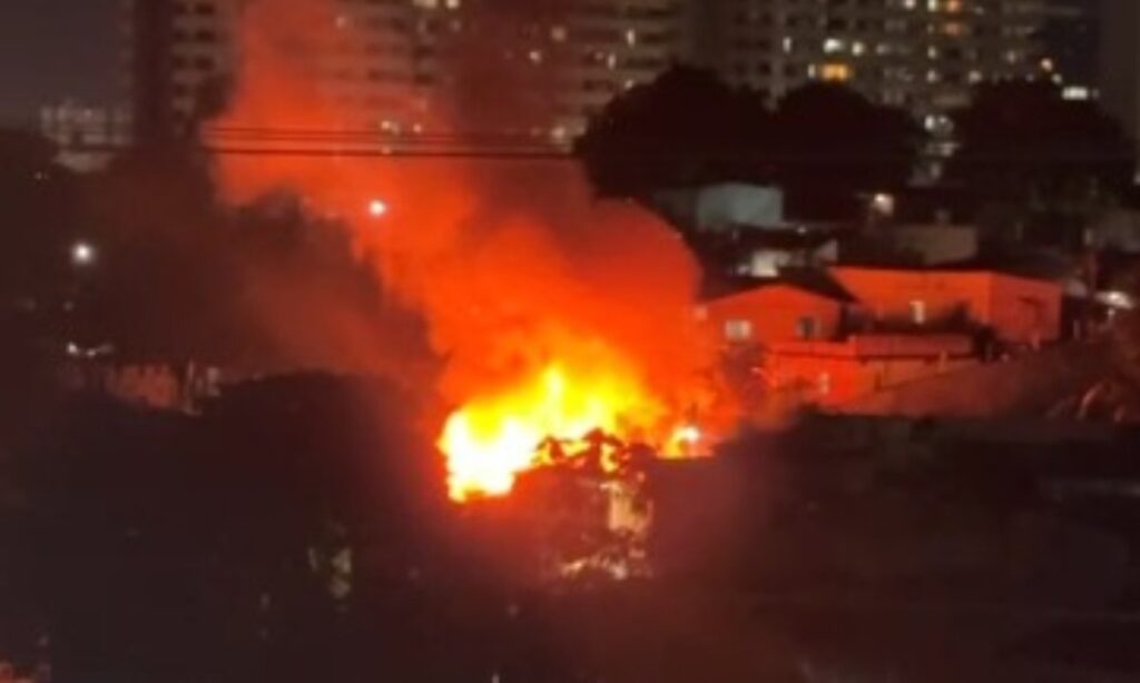 Incêndio Devastador Em Casa na Zona Oeste de Manaus Deixa Família Desamparada