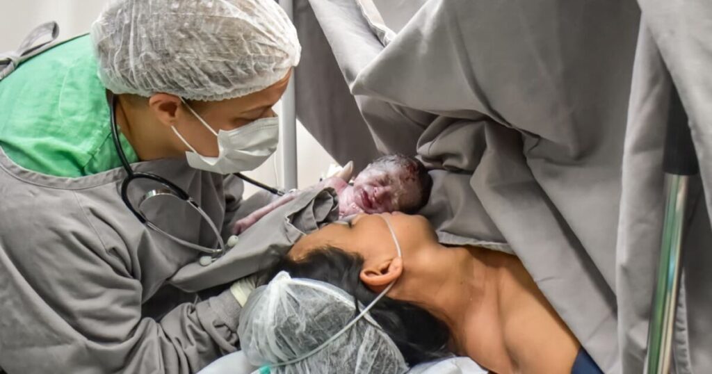 Mãe de Seis Filhos Realiza Sonho e Dá à Luz a Trigêmeos em Manaus